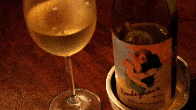 Rendez-vous-Chardonnay-Wine-Swirling-in-the-Glass
